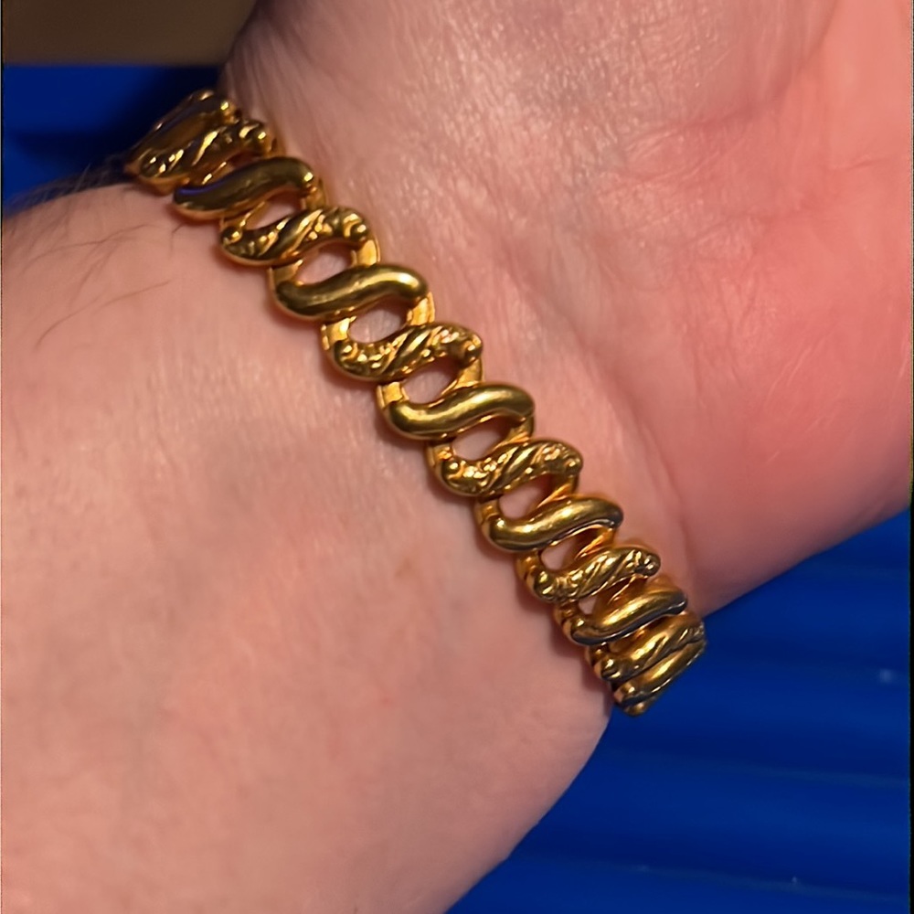 Vintage “American Queen” Pitman & Keel Goldtone & Blue cameo expansion bracelet - Picture 6 of 16